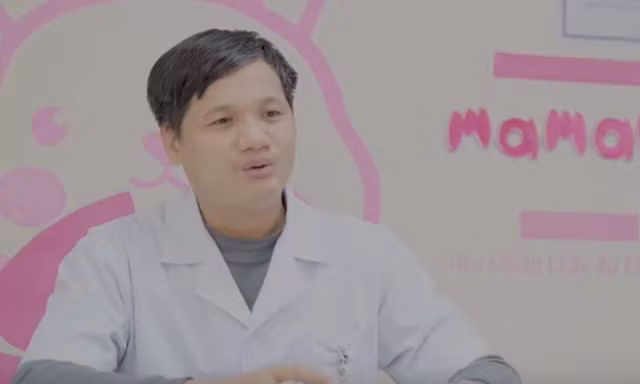 TS Lê Minh Trác - Giám đốc Trung Tâm Sơ Sinh, Bệnh Viện Phụ Sản Trung Ương khuyên các bà mẹ nên dùng khăn giấy ướt.