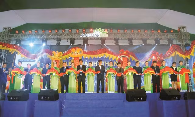 Ông Bùi Thành Nhơn – Chủ tịch Tập đoàn Nova cùng Ban lãnh đạo và Khách mời cắt băng khánh thành Nhà máy Anova Feed – Hưng Yên