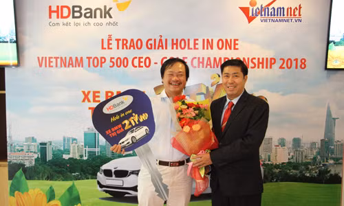 Golf thủ Nguyễn Đăng Quang nhận giải thưởng xe BMW trị giá 2 tỷ đồng từ Phó Tổng Giám đốc HDBank - ông Lê Thành Trung