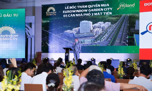 Ông Hannes Romauch - Phó TGĐ Eurowindow Holding, đại diện chủ đầu tư phát biểu tại sự kiện bốc thăm quyền mua
