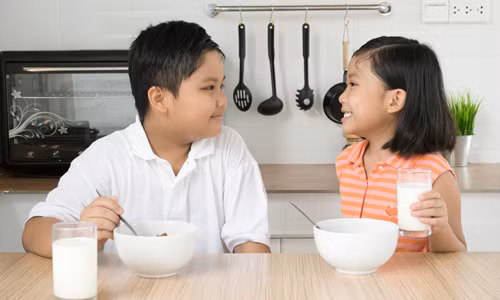 Dùng sữa trong bữa sáng sẽ giúp hấp thụ trọn vẹn giá trị dinh dưỡng vốn có của sữa 
