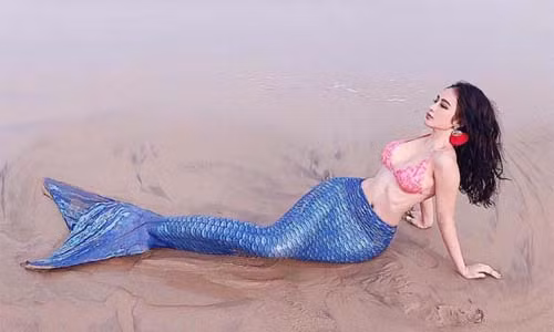 Angela Phương Trinh hóa nàng tiên cá, thả dáng sexy trên biển
