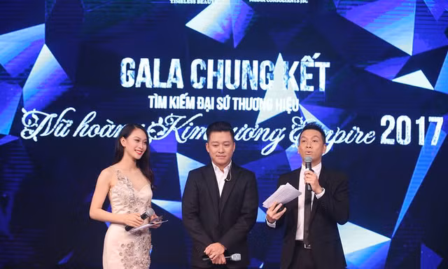 Ca sĩ Tuấn Hưng đấu giá nhẫn kim cương ủng hộ đồng bào vùng lũ