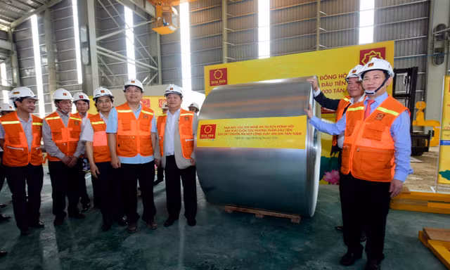 Lãnh đạo Tập đoàn Hoa Sen và lãnh đạo tỉnh Nghệ An bên cuộn tôn thương phẩm đầu tiên của Nhà máy Hoa Sen Nghệ An Đông Hồi. 