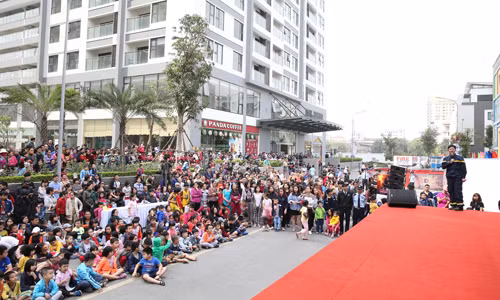 Trẻ em và cư dân được hướng dẫn kỹ năng thoát hiểm khi xảy ra hoả hoạn 