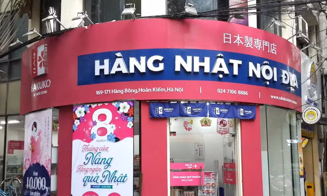 Không khí mua sắm dịp 8/3 đang ngập tràn ngoài phố với những ưu đãi hấp dẫn