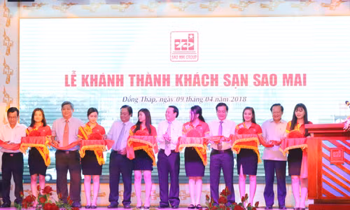 Ông Lê Thanh Thuấn- Chủ tịch Tập đoàn Sao Mai cùng lãnh đạo Tỉnh uỷ, UBND tỉnh Đồng Tháp và Hiệp hội Nghề cá Việt Nam khánh thành Sao Mai Hotel - Chuẩn thượng lưu