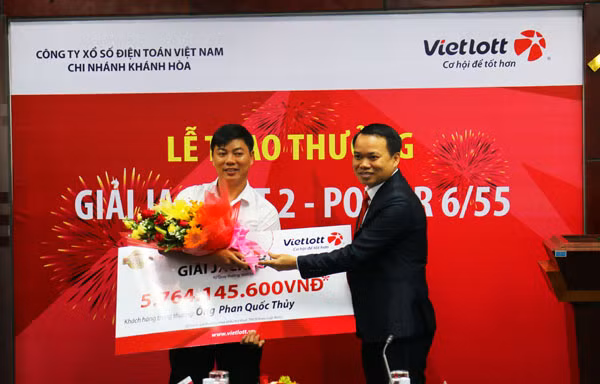 Giám đốc chi nhánh Vietlott Khánh Hòa tặng hoa cho anh Thủy