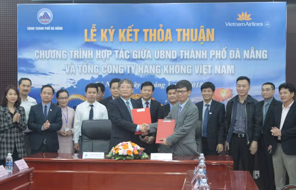 Ông Nguyễn Ngọc Tuấn - Phó chủ tịch UBND TP Đà Nẵng (trái) và Ông Trịnh Ngọc Thành - Phó Tổng giám đốc Vietnam Airlines (phải) trao biên bản thỏa thuận hợp tác
