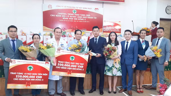 Lễ trao máy trợ thở và máy tiêm tự động cho bệnh viên Nhi Đồng II