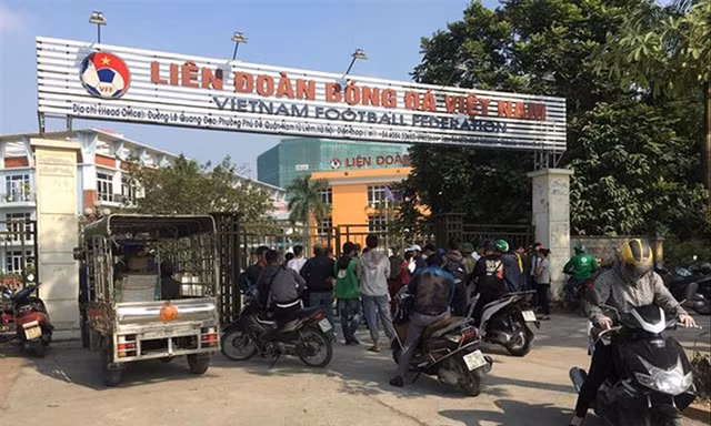 Không mua được vé online, nhiều người đến “tấn công” trụ sở VFF trưa quaẢnh: H.M