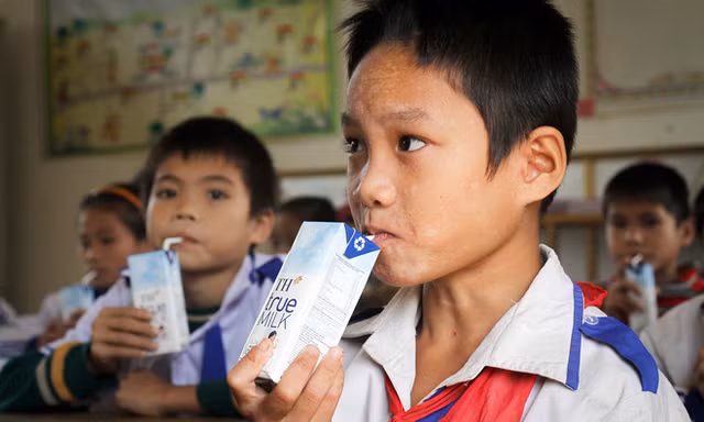 Trẻ em uống sữa học đường. Ảnh: Hồng Vĩnh 