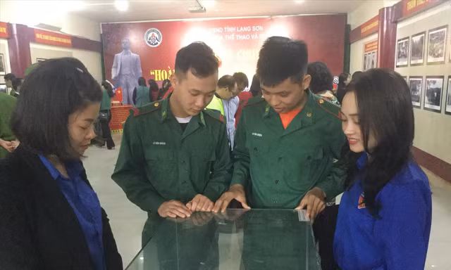 Tuổi trẻ Lạng Sơn tìm hiểu sự nghiệp cách mạng Hoàng Văn Thụ. Ảnh: Duy Chiến
