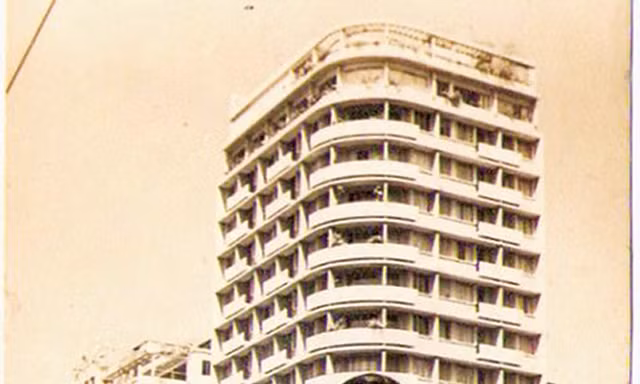 Phạm Xuân Nguyên (phải) trên phố Sài Gòn thời kỳ dạy tiếng Việt cho bộ đội Campuchia (1980)