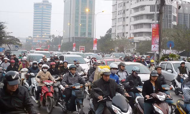 Ùn tắc kéo dài trên nhiều tuyến đường Hà Nội dịp cuối năm Ảnh: T.Đảng 