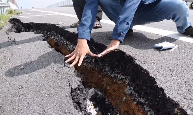 Một điểm hư hỏng được ghi nhận trên cao tốc Đà Nẵng - Quảng Ngãi vào năm 2018. Ảnh: Nguyễn Thành