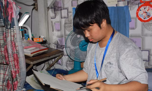 Nguyễn Hoàng Phúc vẫn đang vượt qua mọi trở ngại của bản thân để có kết quả học tập tốt Ảnh: NGÔ TÙNG 