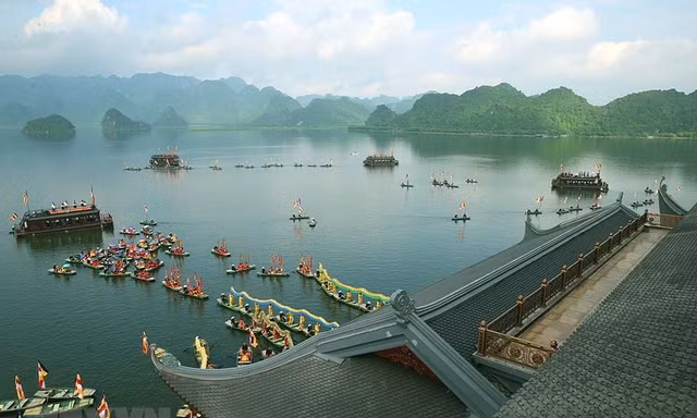 Không gian văn hóa nghệ thuật trên hồ Tam Chúc chào mừng thành công Đại lễ Vesak 2019 Ảnh: TTXVN 