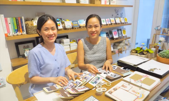 Linh Quyên (bên phải) và em gái sẵn sàng hướng dẫn cho các bạn trẻ làm scrapbook Ảnh: U.P 
