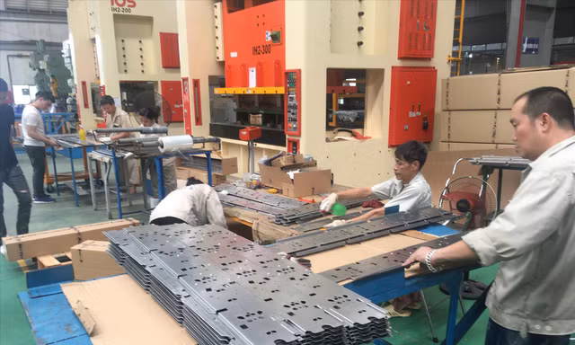 Vừa gắng gượng vực dậy sau COVID-19, các doanh nghiệp lo ngại khai không chuẩn sẽ bị phạt nặng khi Nghị định 126 có hiệu lực. Ảnh: Tuấn Nguyễn