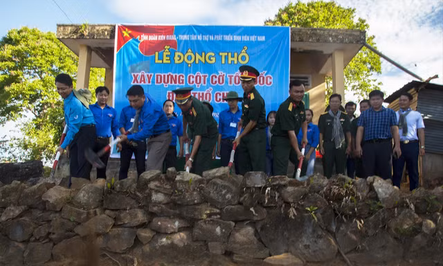 Lễ động thổ xây dựng cột cờ Tổ quốc trên đảo Thổ Chu Ảnh: CTV