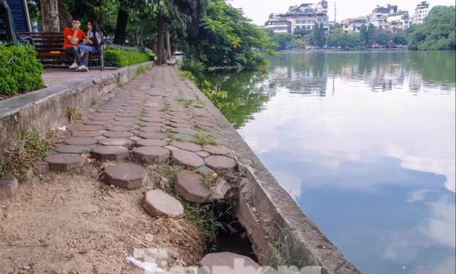 Kè hồ Hoàn Kiếm sạt lở gây mất mỹ quan và an toàn cho người dân 