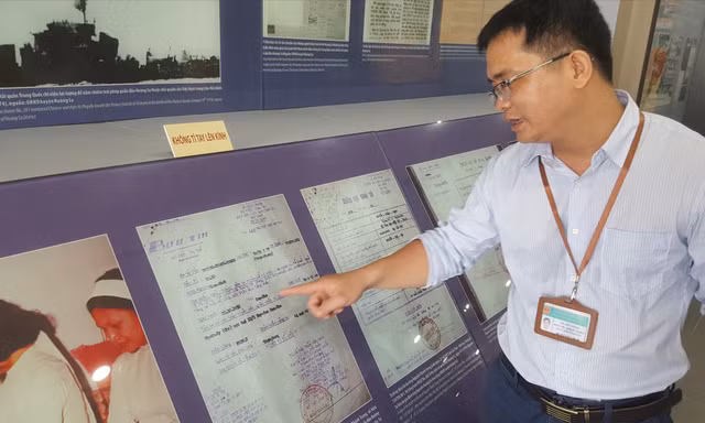 TS Lê Tiến Công, Phó Giám đốc phụ trách Nhà trưng bày Hoàng Sa, giới thiệu về các tư liệu quý 