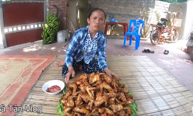 Bà Tân với một món ăn “siêu to” của mình 