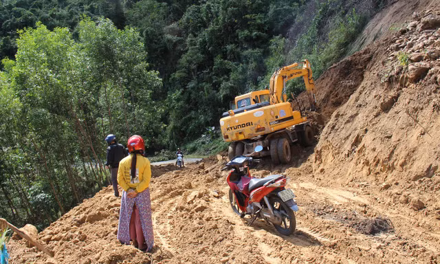 Để rút được tiền lương trong thẻ, cán bộ viên chức, nhân viên ở huyện miền núi Sơn Tây nhiều khi phải vượt qua những con đường thế này Ảnh: Nguyễn Ngọc 