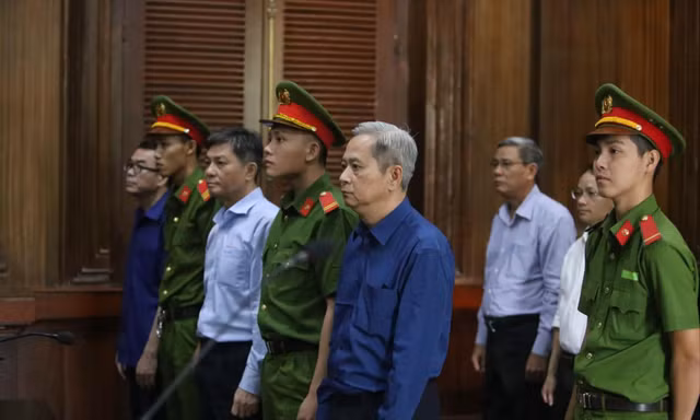 Các bị cáo tại phiên tòa hôm qua 26/12 Ảnh: Tân Châu