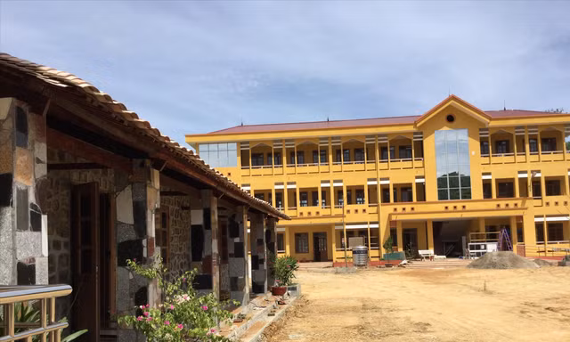Những dãy trường lớp khang trang được xây dựng bên cạnh di tích trường đá làng Bản Hẻo năm xưa 