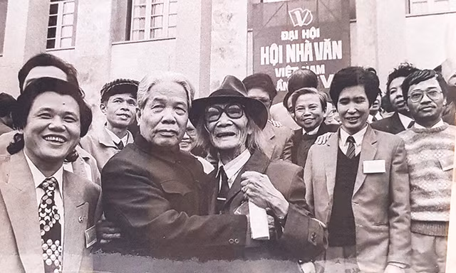 Nhà văn Lê Đại Thanh - bên cạnh đ/c Đỗ Mười, trong dịp đại hội Hội Nhà văn Việt Nam