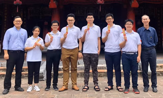 PGS. Lê Anh Vinh (bên trái), thầy Lê Bá Khánh Trình (bên phải) cùng 6 thành viên của đội tuyển IMO Việt Nam . Ảnh: PGS. Lê Anh Vinh cung cấp 