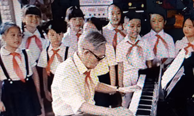 NS Phong Nhã cùng tốp ca (Ảnh tư liệu) 