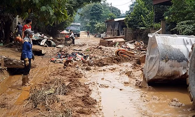 Bùn thải tràn vào khu vực dân cư