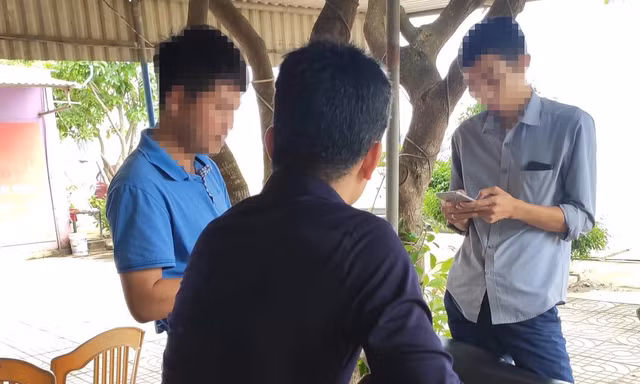 Anh Trương Mạnh Quân (áo đen) kể về cuộc vượt thoát từ Anh trở về 