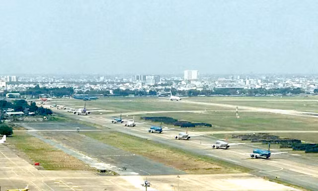  Tàu bay xếp hàng dài đợi tới lượt cất cánh tại sân bay Tân Sơn Nhất Ảnh: Ngọc Tuấn 