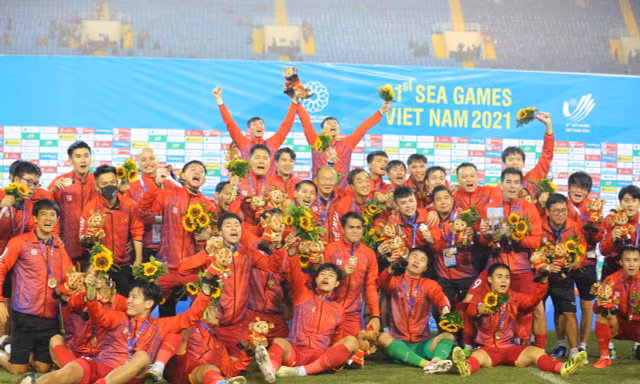 Chủ tịch AFC chúc mừng thành tích 'cú đúp vàng' của bóng đá Việt Nam 