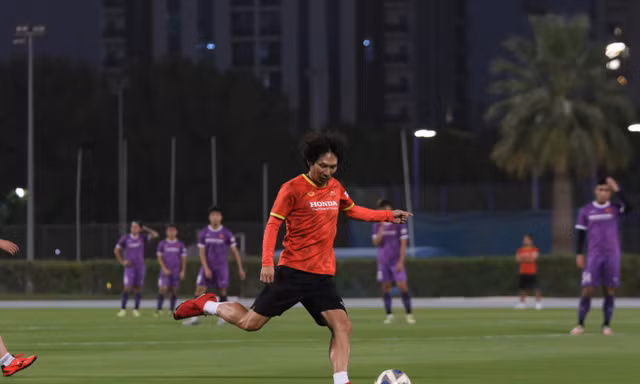 U23 Việt Nam hứng khởi bước vào buổi tập đầu tiên tại UAE 
