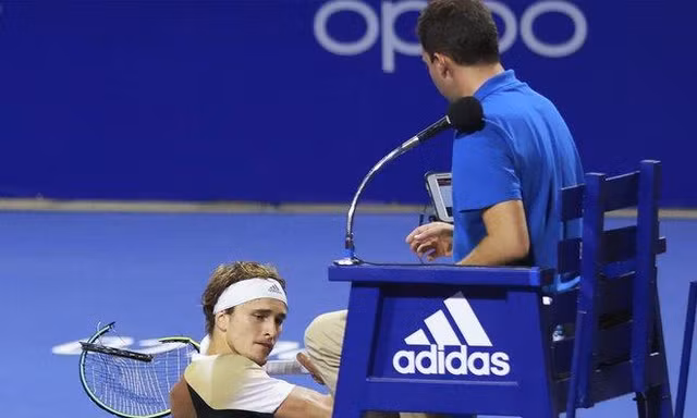 Zverev đập vợt vào ghế trọng tài.
