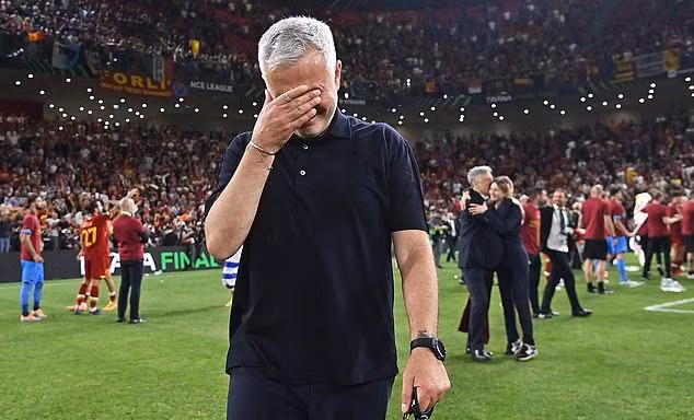 Jose Mourinho bật khóc trên đỉnh cao danh vọng, khẳng định tương lai với Roma