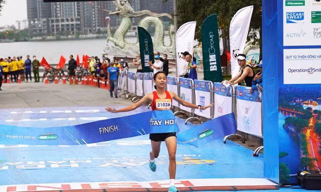 VĐV đội tuyển điền kinh trẻ quốc gia Lê Thị Bích về nhất nội dung bán marathon