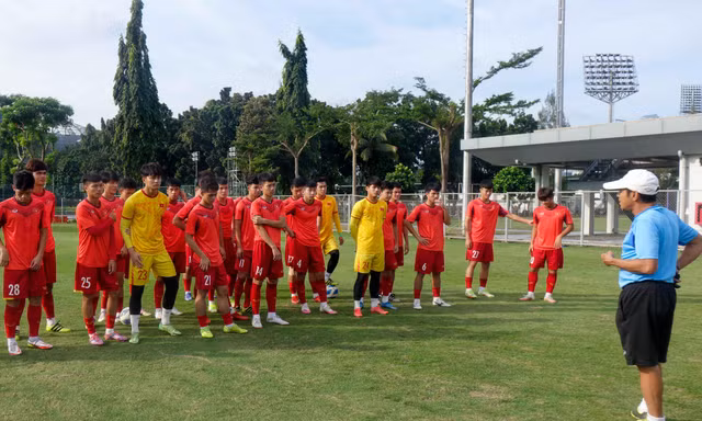 HLV Đinh Thế Nam lên ‘dây cót’ tinh thần cho U19 Việt Nam 