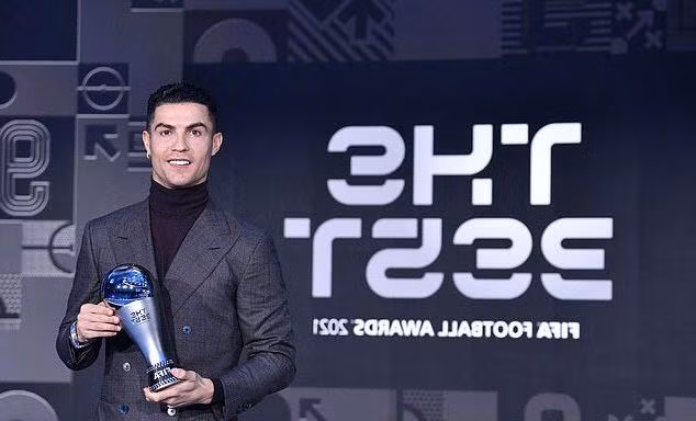 Ronaldo nhận giải thưởng 'Đặc biệt' của FIFA 
