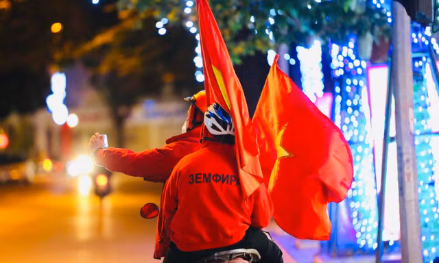 CĐV đổ xuống đường ăn mừng chiến thắng của đội tuyển Việt Nam