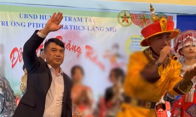 'Giang hồ mạng' mặc trang phục 'hoàng đế' biểu diễn trong trường học: Trách ai?