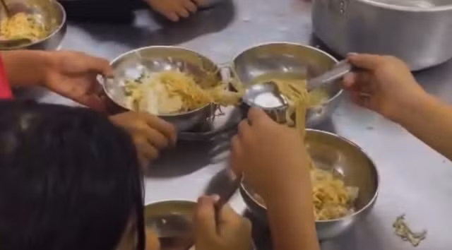 Theo phóng sự của VTV, bữa sáng của học sinh chỉ có 2 gói mì tôm nấu loãng chan cơm.
