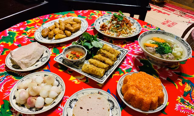 Mâm cỗ cúng giá 700.000 đồng/set của Bếp Lang Liêu hút khách hàng.