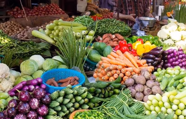 Rau xanh tăng giá tại nhiều chợ Hà Nội trong thời gian giãn cách.