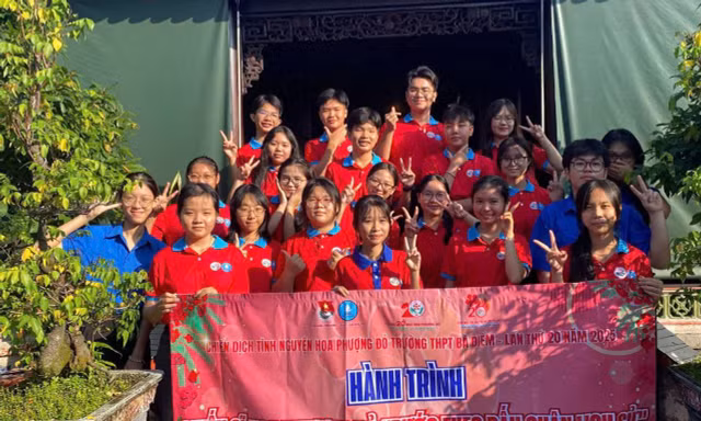 TP.HCM: Chiến sĩ Hoa Phượng Đỏ tổ chức hoạt động về nguồn tại các điểm trường